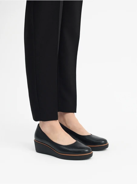 Schwarze Plateau-Pumps