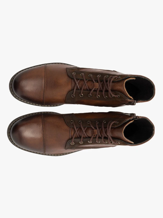 Braune Stiefel mit Ziernähten