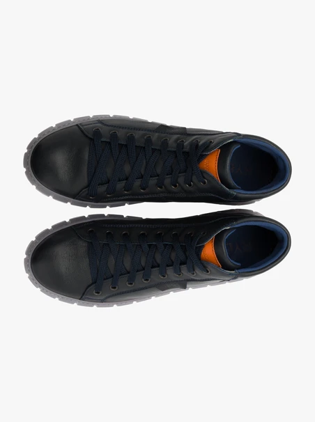 Marineblaue Stiefel mit orangefarbenem Einsatz