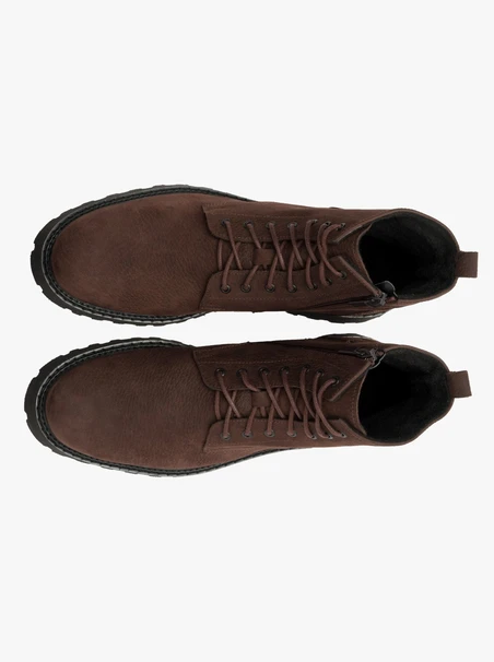 Isolierte Stiefel aus braunem Nubuk