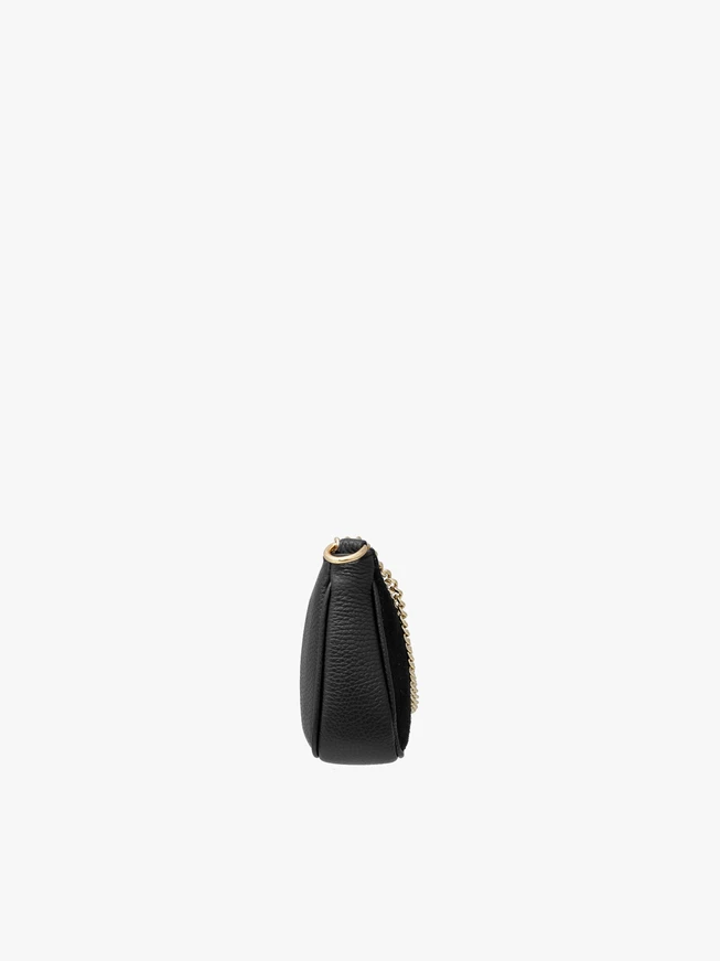 Schwarze Handtasche mit goldener Kette