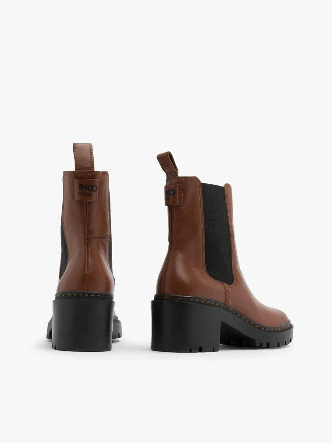 Braune Stiefel mit Absätzen und Logos