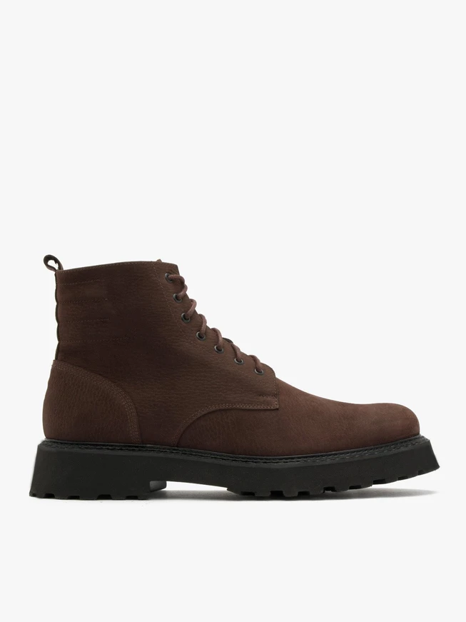 Isolierte Stiefel aus braunem Nubuk