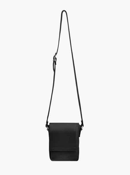 Klassische schwarze Tasche aus genarbtem Leder