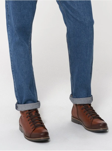 Braun genähte Stiefel