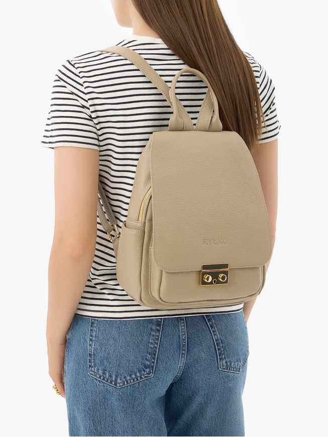 Dunkelbeiger Rucksack mit goldenen Elementen