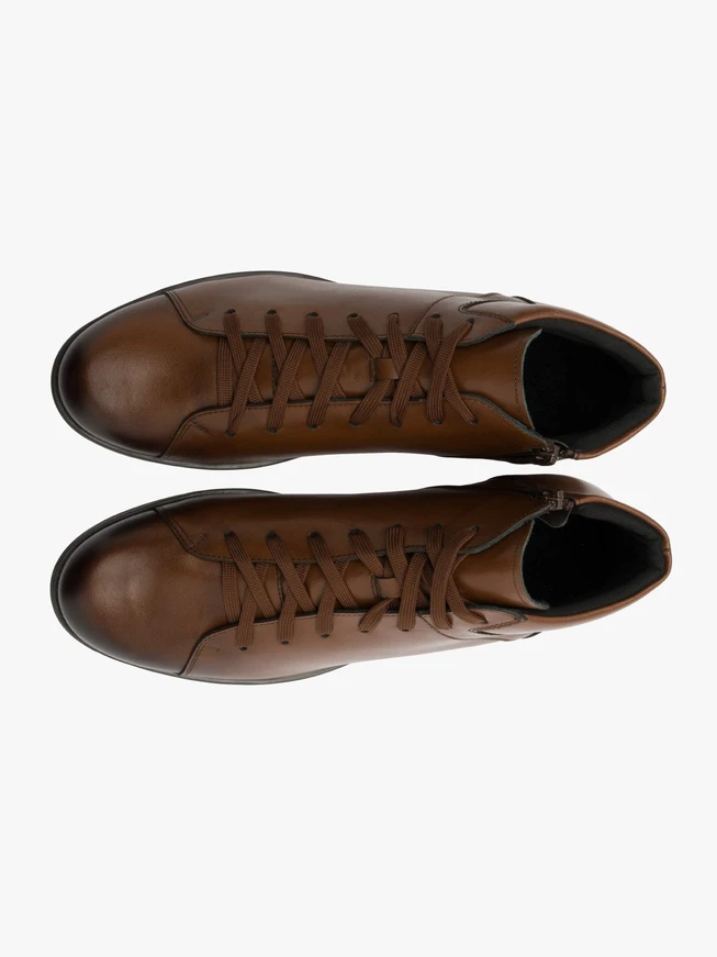 Braune isolierte Stiefel