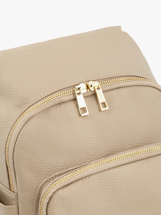 Dunkelbeiger Rucksack mit goldenen Elementen
