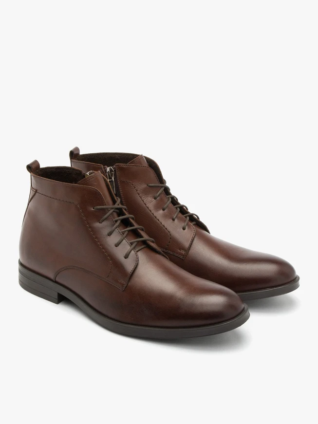 Braune Stiefel mit Nähten auf dem Schaft