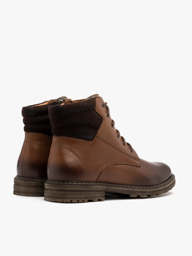 Braune mit Wolle isolierte Herrenstiefel