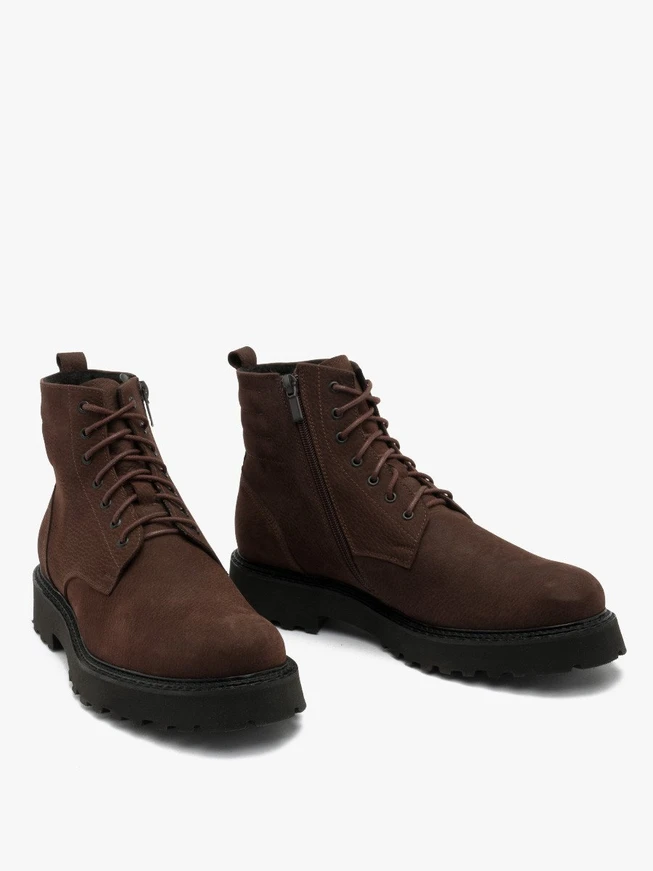 Isolierte Stiefel aus braunem Nubuk