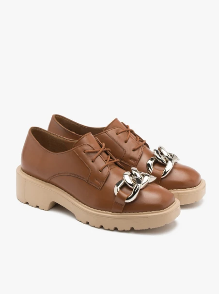 Brown shoes with chunky chain