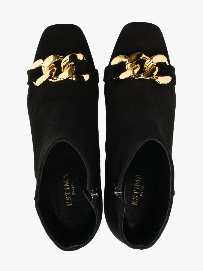 Schwarze Stiefel mit massiver Kette