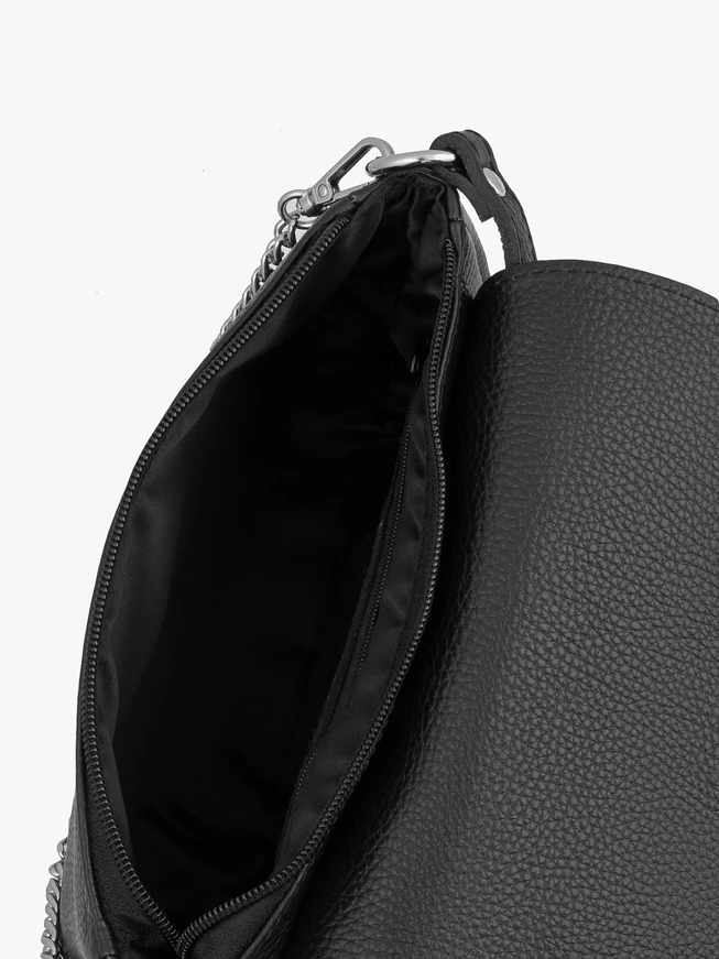 Kleine schwarze Handtasche mit Kette