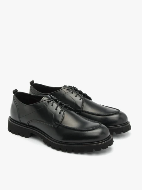 Schwarze Halbschuhe auf hellem Grund