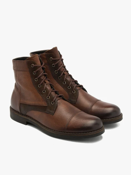 Braune Stiefel mit Ziernähten