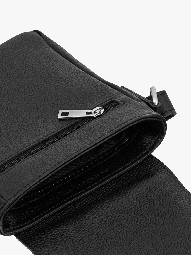 Klassische schwarze Tasche aus genarbtem Leder