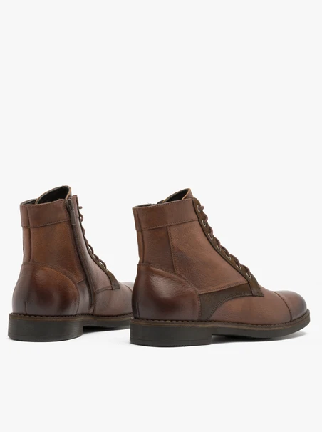Braune Stiefel mit Ziernähten