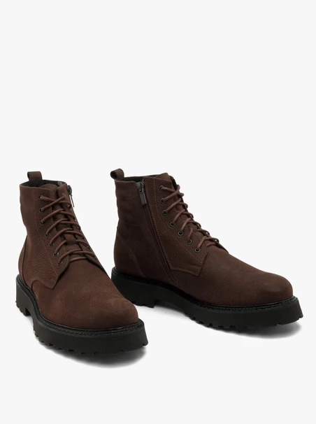 Isolierte Stiefel aus braunem Nubuk