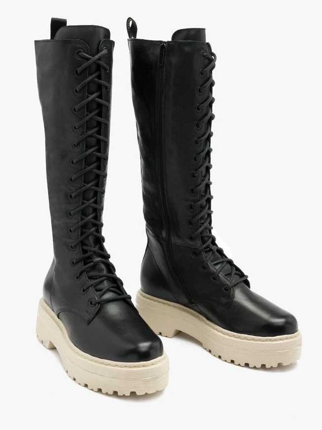 Schwarze Baggerstiefel mit cremefarbener Sohle
