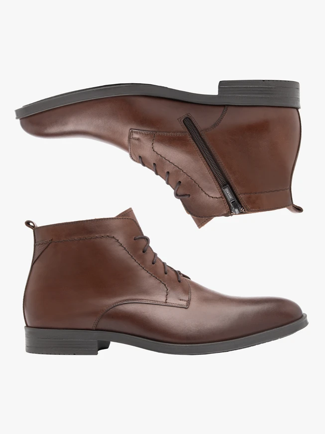 Braune Stiefel mit Nähten auf dem Schaft