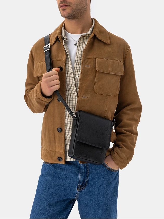 Klassische schwarze Tasche aus genarbtem Leder