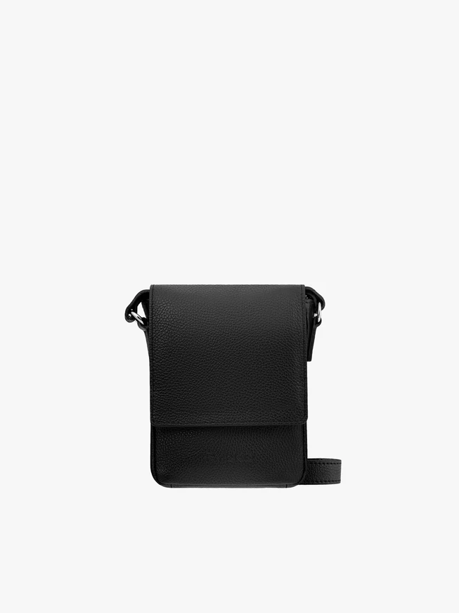 Klassische schwarze Tasche aus genarbtem Leder
