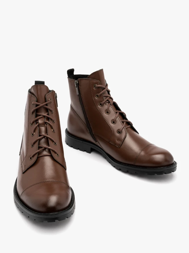 Braune Stiefel mit Ziernähten