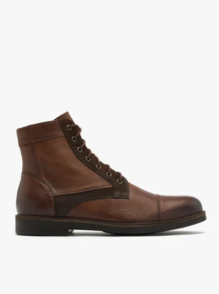 Braune Stiefel mit Ziernähten