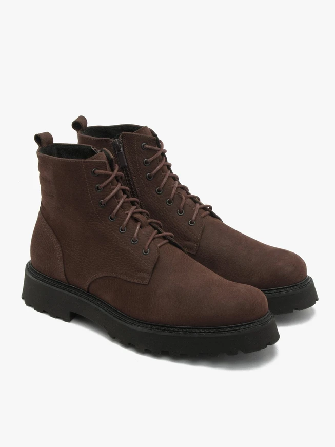 Isolierte Stiefel aus braunem Nubuk