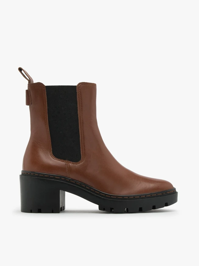 Braune Stiefel mit Absätzen und Logos