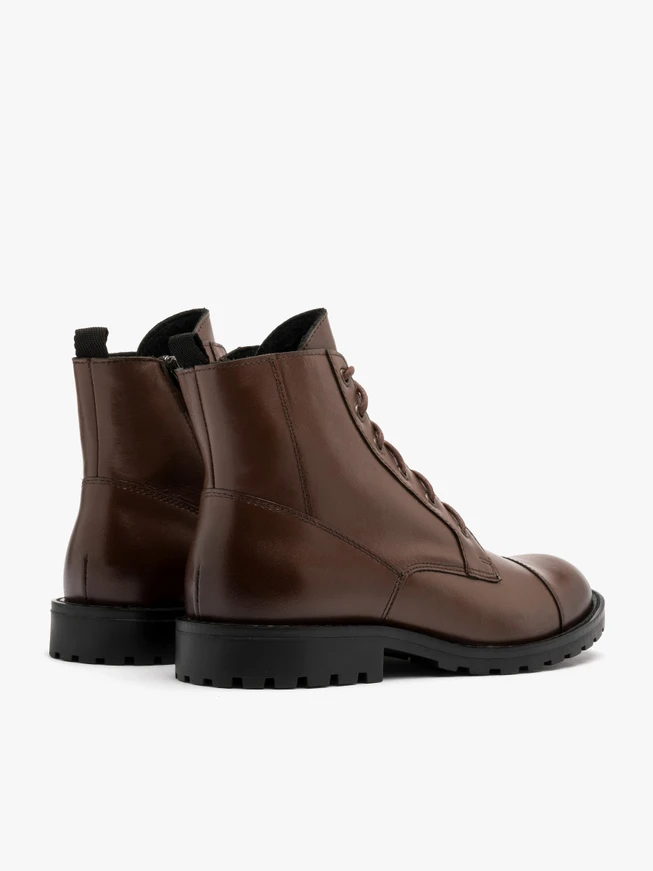 Braune Stiefel mit Ziernähten