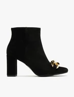 Schwarze Stiefel mit massiver Kette