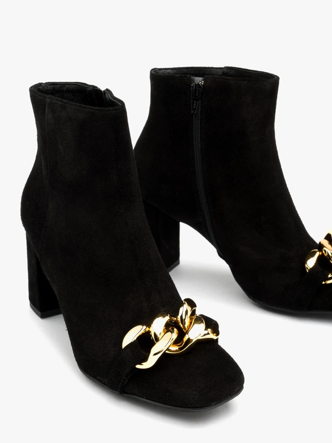 Schwarze Stiefel mit massiver Kette