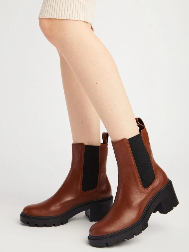 Braune Stiefel mit Absätzen und Logos