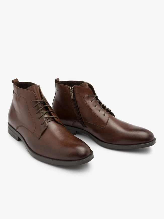 Braune Stiefel mit Nähten auf dem Schaft