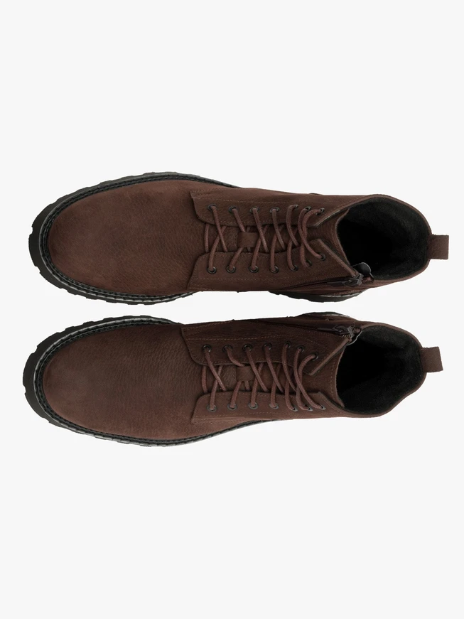 Isolierte Stiefel aus braunem Nubuk