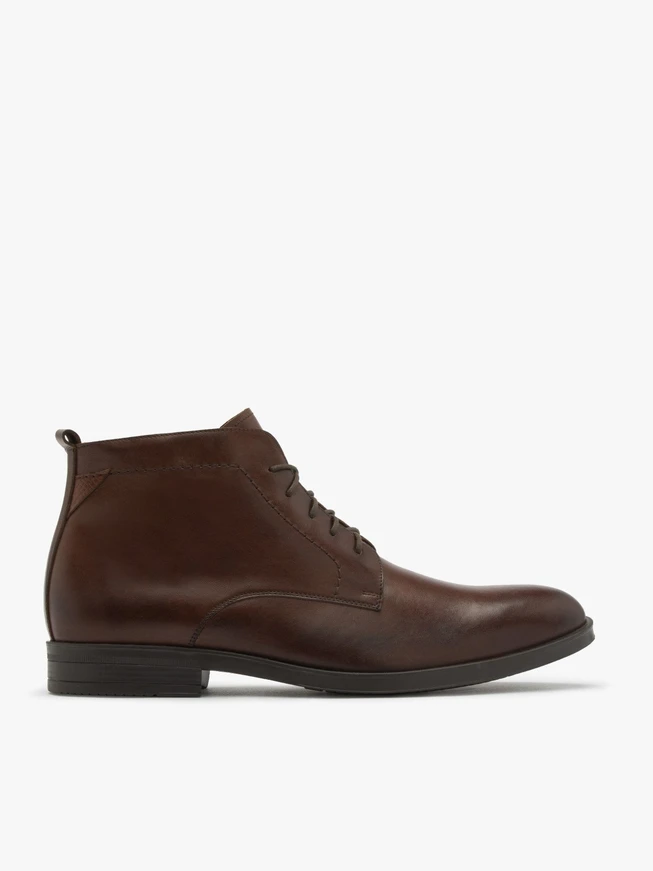 Braune Stiefel mit Nähten auf dem Schaft