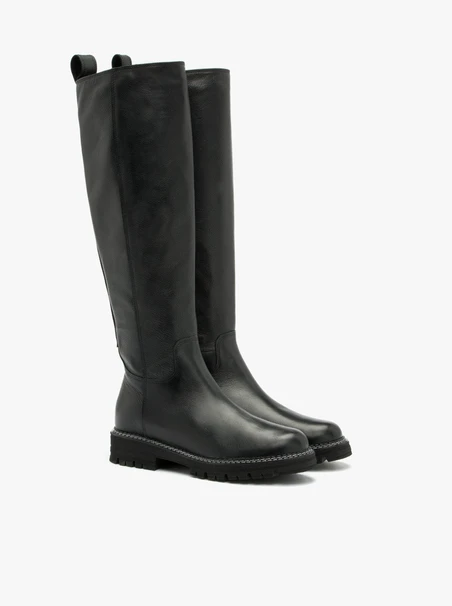 Schwarze Stiefel mit hellen Nähten