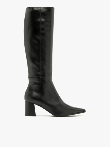 Schwarze Stiefel mit lackierten Absätzen
