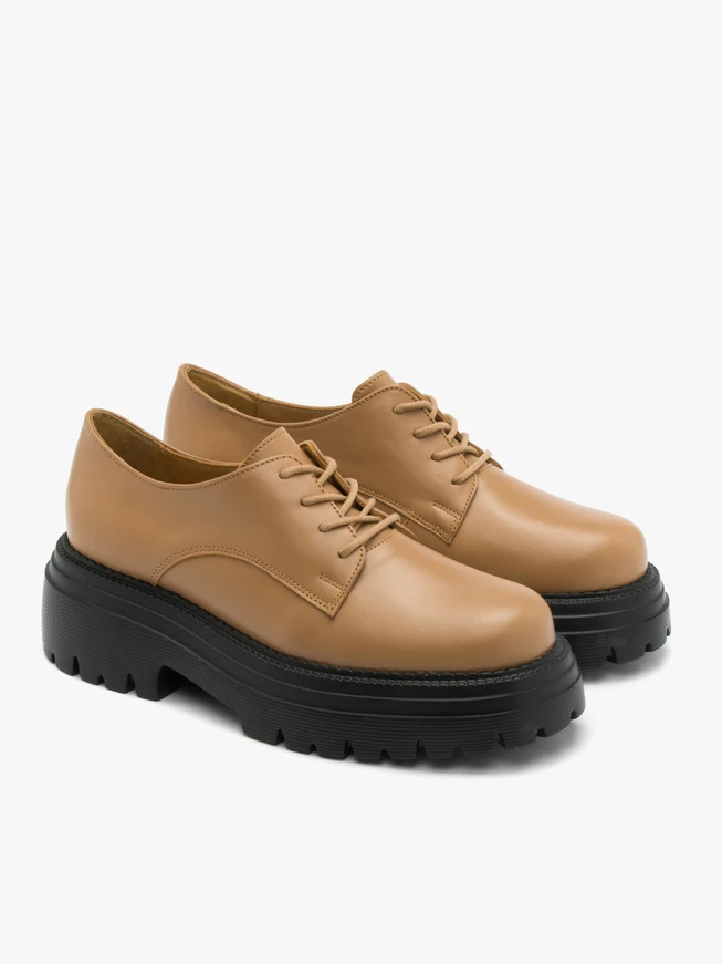 Beigefarbene Halbschuhe auf leichter Sohle