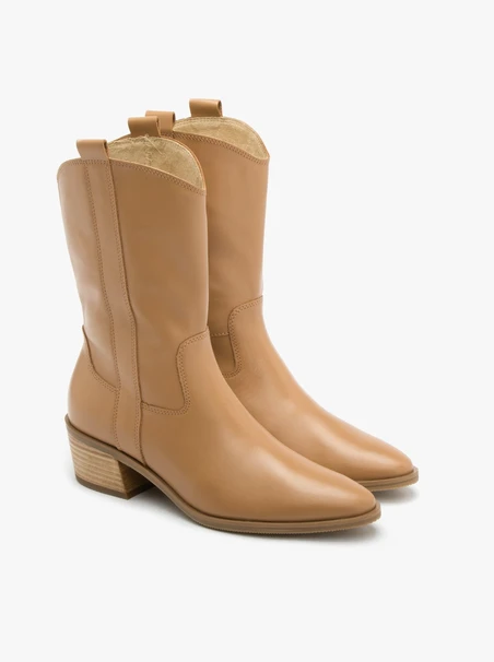 Beigefarbene Stiefel mit niedrigen Absätzen