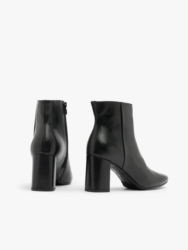 Schwarzer Stiletto-Stiefel