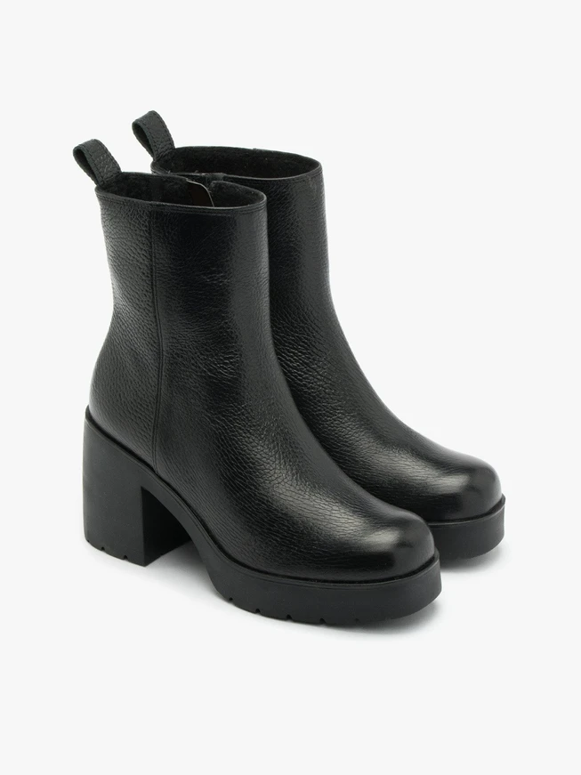 Schwarze Stiefel mit hohem Absatz