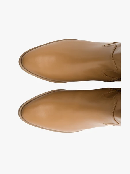 Beigefarbene Stiefel mit niedrigen Absätzen