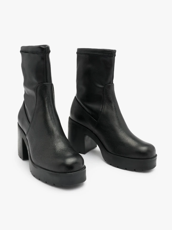 Schwarze Stiefel mit elastischem Schaft