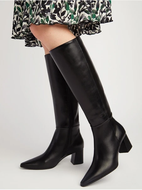 Schwarze Stiefel mit lackierten Absätzen