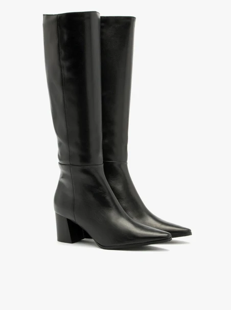 Schwarze Stiefel mit lackierten Absätzen