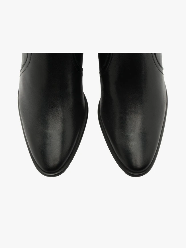 Schwarze Stiefel mit hohem Absatz