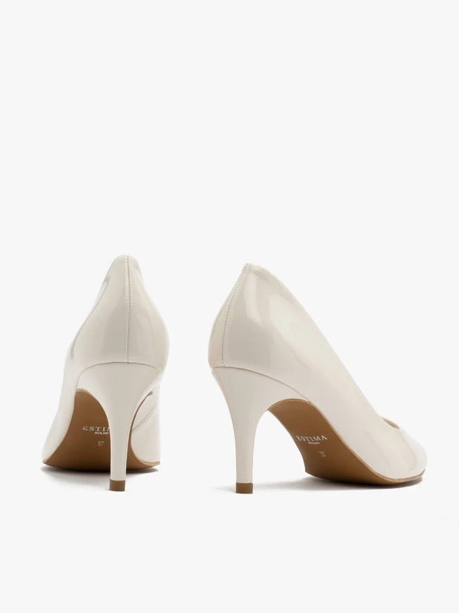 Cremefarbene lackierte Pumps